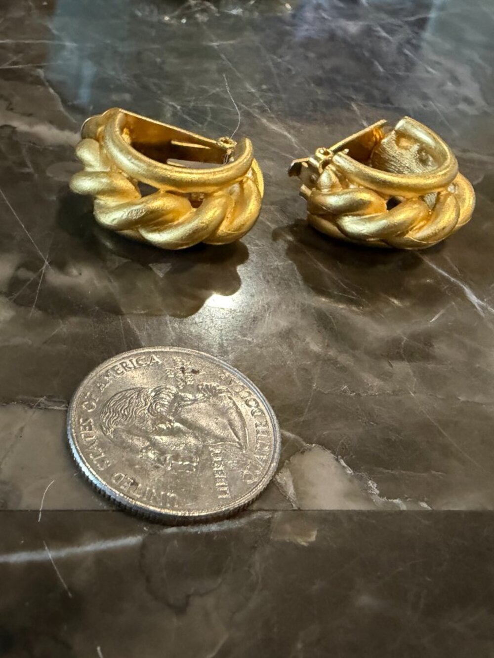 Gold-tone costume/fashion clip earrings (Preowned)